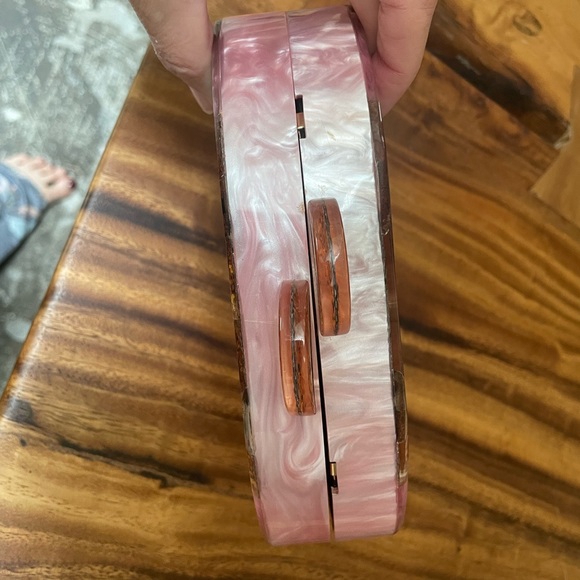 RARE NEW Bari Lynn Mother of Pearl clutch W/ gold chain strap & magnetic closure - Picture 5 of 11